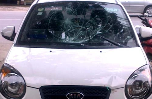 Tài xế taxi lại lao xe vào lực lượng chức năng