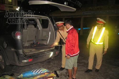 Phát hiện đối tượng cất giấu nhiều biển kiểm soát giả quân sự, "biển xanh"