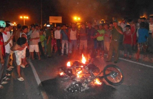 Hai nhóm con đồ ẩu đả, đốt xe máy lúc nửa đêm