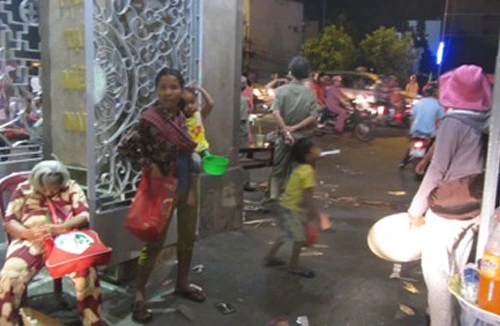 Ăn xin, sư giả, sách tử vi "bao vây" sân chùa dịp Tết