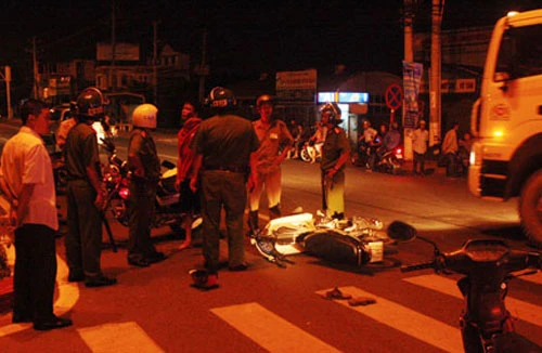 Đuổi đánh 2 kẻ cướp giật, nữ công nhân bị đâm trúng bụng