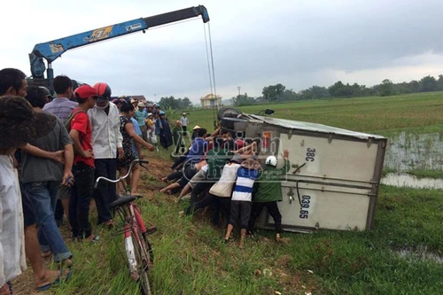 Xe tải lao thẳng vào xe máy, kéo lê xuống ruộng làm 3 người thương vong