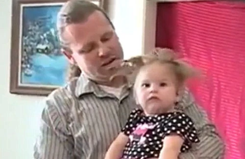 Mẹ bị sét đánh khi mang thai, con sinh ra tóc dựng đứng