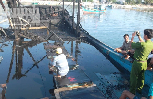 Lửa thiêu rụi hai tàu cá chuẩn bị ra Hoàng Sa đánh bắt hải sản