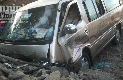 Xe khách đâm đầu vào vách đá, 10 người nhập viện