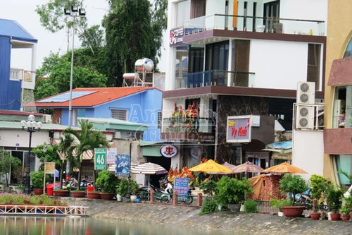 Đấu súng kinh hoàng lúc nửa đêm, một người đàn ông nhảy xuống hồ thoát thân