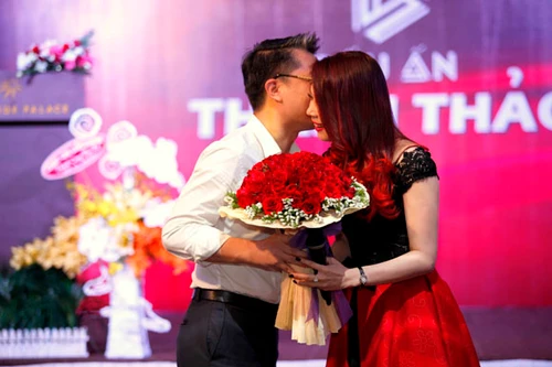 Người tình "đại gia" xuất hiện bên Thanh Thảo, đập tan tin đồn chia tay