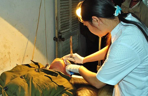 Giải quyết vụ say rượu nằm giữa đường, phó Công an xã bị đâm thủng vai