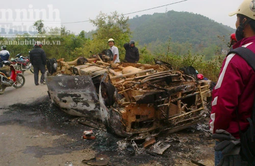 Xe ô tô 7 chỗ bốc cháy bí ẩn giữa đêm khuya