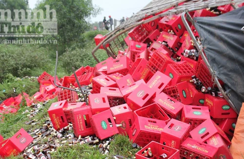 Mất lái, xe tải chở 1.300 chai bia lật nhào xuống ruộng