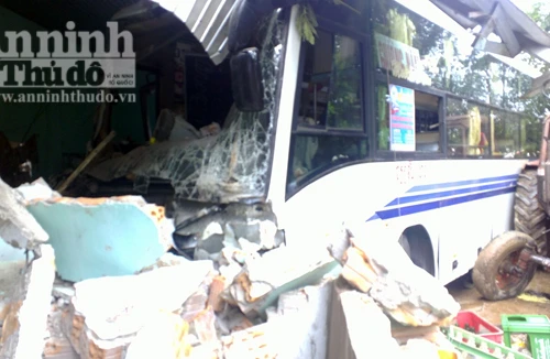Xe khách lao vào nhà dân, 4 người bị thương