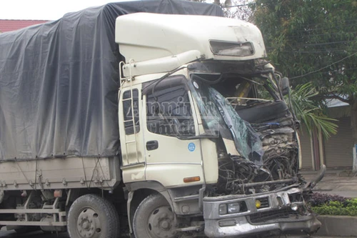 Xe tải và 2 xe khách đâm liên hoàn, 1 người nguy kịch