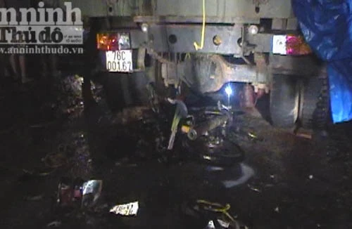 Cả gia đình chết thảm dưới gầm ô tô tải