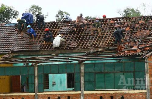 Lốc xoáy làm tốc mái hơn 400 nhà dân 