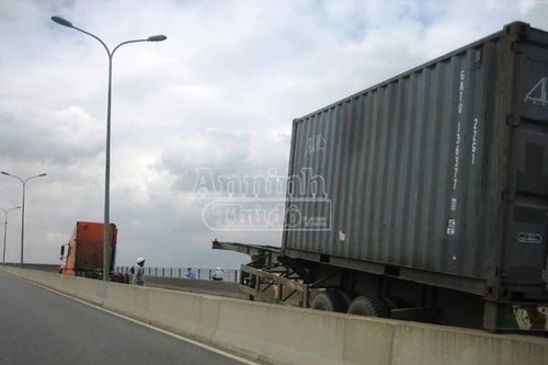 Xe container bất ngờ tuột rơ-moóc khi đang lên cầu