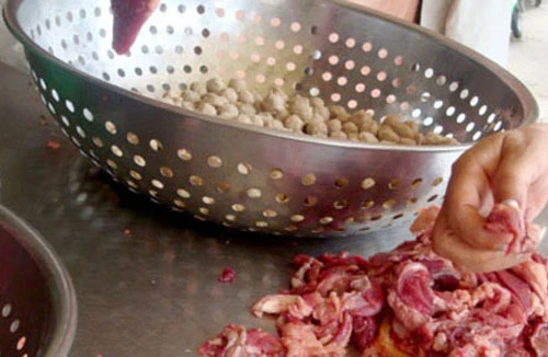 Thịt bò vụn + mỡ lợn, cá + phụ gia = Bò viên