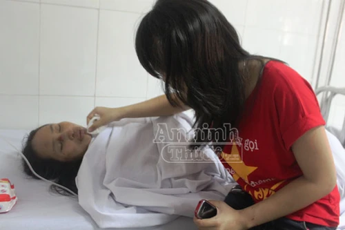 Xế hộp tông xe khách, 5 người thương vong