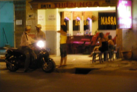 Dì ruột nhẫn tâm lừa cháu gái vào ổ massage trá hình