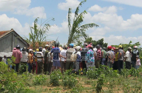 Vác bom ra cưa, hai người đàn ông bỏ mạng