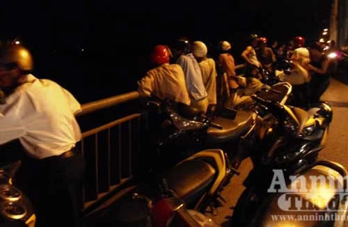 Đang tìm kiếm nữ sinh gieo mình xuống sông ở "cây cầu nuốt xác"