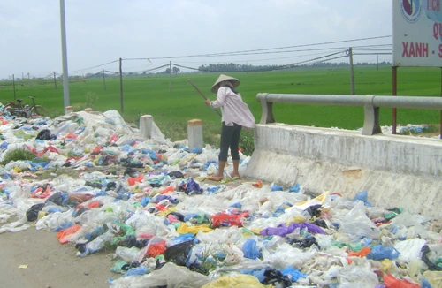 Rác nilon "tấn công" đường 32