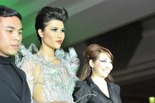 Trang Lạ làm vedette trên sàn catwalk Mỹ