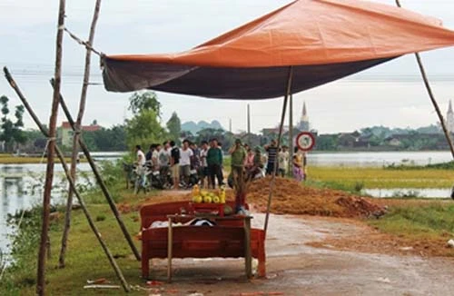 Rủ nhau xuống ao tắm, bé gái 5 tuổi bị đuối nước 