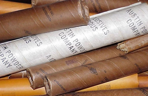 Trộm thuốc nổ về... đánh cá