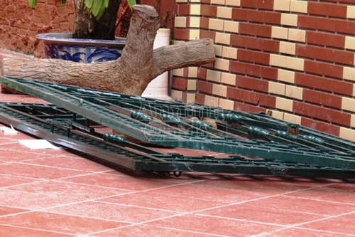 Bé trai 13 tuổi bị cổng sắt rơi đè lên người gây tử vong