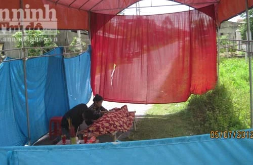 Chết gục trước cổng, vợ con trong nhà không hay