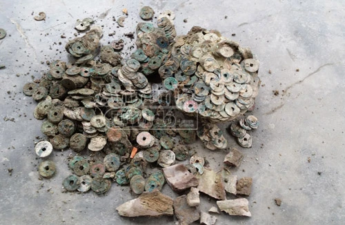 Một người dân đào được hũ tiền cổ nặng gần 10kg