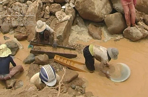 Hàng trăm người phá suối, núi vì lời đồn thổi trúng đậm vàng 