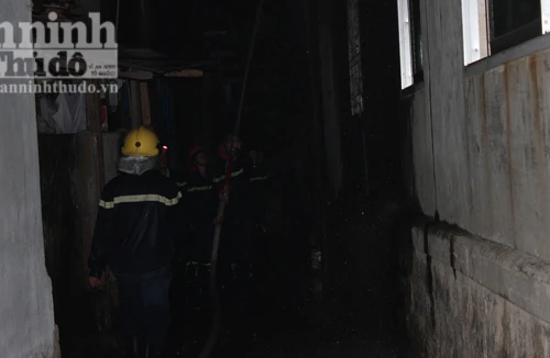 Đang ngồi chơi, nhà bỗng dưng bốc cháy