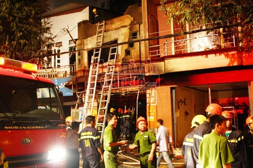 Cháy kinh hoàng tiệm bọc yên xe máy, 5 người bị thiêu chết