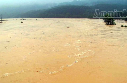 Mưa lũ ở Hà Tĩnh: Hàng trăm hộ dân bị cô lập, nhiều trường học đóng cửa