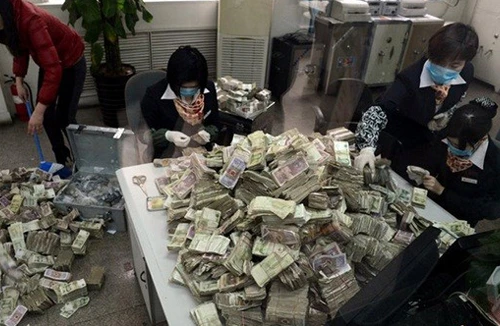 "Đại gia" vác 11 bao tiền đến gửi ngân hàng