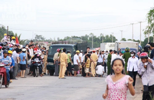 Xe máy va quệt xe tải, 2 người chết