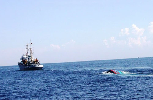 Tàu Trung Quốc dã man, bỏ mặc ngư dân Việt Nam sống chết giữa biển