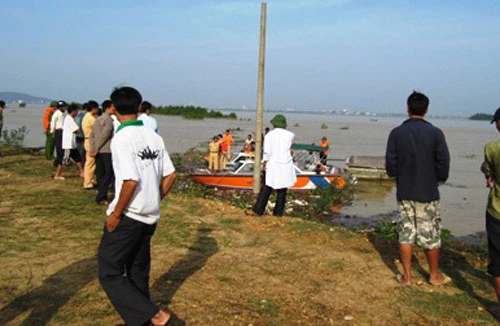 Phát hiện thi thể đang phân huỷ mạnh dưới gầm cầu Thanh Trì