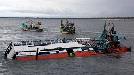 Một tàu cá xuất bến đón 7 ngư dân gặp nạn