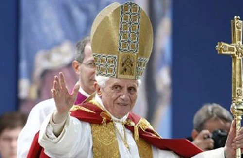 Giáo hoàng Benedict XVI từ chức vì bê bối đồng tính ở Vatican?
