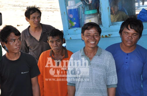 Cứu nhóm ngư dân Philippines trôi dạt trên biển 4 ngày