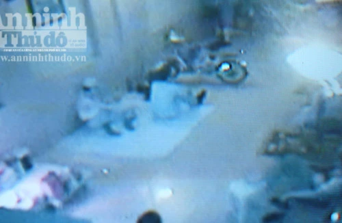 20 đối tượng xông vào nhà dọa cưỡng hiếp chủ nhà và con gái