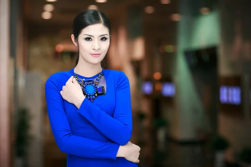 Hoa hậu Ngọc Hân nổi bật trong chiếc đầm xanh gợi cảm 