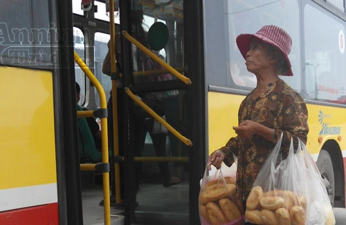 Bà lão 70 tuổi “sống nhờ” những ổ bánh mỳ