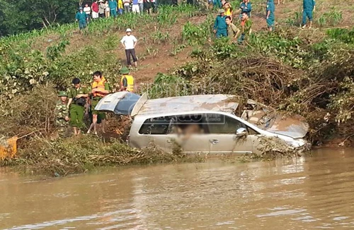 Tìm thấy chiếc xe bị lũ cuốn khiến 5 người mất tích