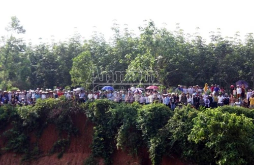 Cận cảnh chiếc xe bị cuốn trôi và công tác vớt thi thể nạn nhân