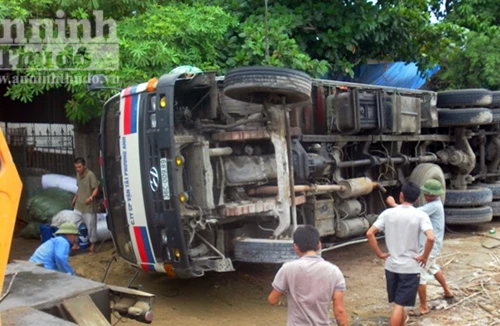 Mất lái, xe tải khủng lật nhào suýt trùm lên nhà dân
