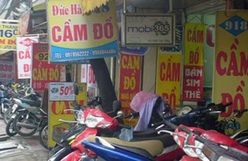 Mượn xe máy và điện thoại của bạn đi cầm đồ lấy tiền tiêu xài