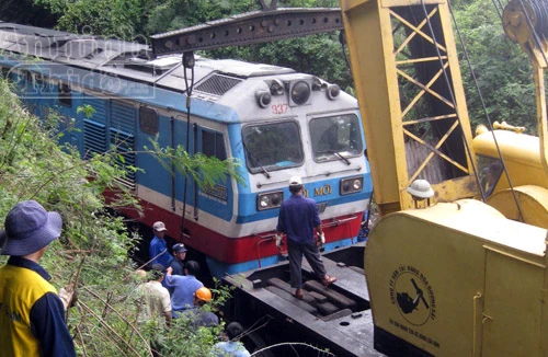 Va vào đá tảng, đầu tàu SE7 bị trật bánh